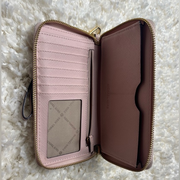 Micahel Kors pink wristlet wallet - Picture 5 of 9
